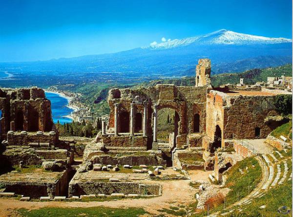 <p><b>20. Taormina - Sicilya, talya </b></p>  Taormina hala aktif olan Etna Yanardann eteklerinde bulunmaktadr. ( Fotorafn arka fonunda Etna'y Grmek mmkn.)