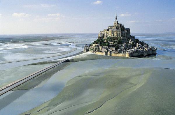 <p><b>16. Le Mont Saint-Michel, Fransa </b></p>  Le Mont Saint-Michel Normandiya ile balants olan bir ada, ayrca bu ada ve iinde bulunduu krfez UNESCO Dnya Miras listesinin bir paras.