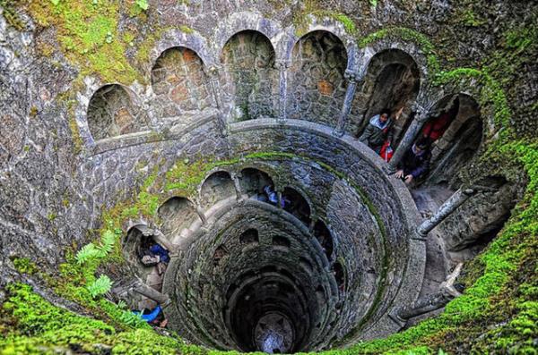 <p><b>Quinta da Regaleira - Sintra, Portekiz (eriden ekilmi) </b></p>  Buras 27 metre derinliinde bir kuyu. (aslnda bir ters kule) Setiiniz yne gre topran derinliklerine veya n bysne seyahate kabilirsiniz.