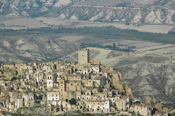 <p><b>6. Craco - Matera, Basilicata, talya </b></p>  Engebeli arazileri ve geni tarm alanlaryla orta adan kalan inanlmaz bir blge. Terk edilmi kalntlarn iine bakmak ve hayalet kasabann fotoraflarn ekmek isterseniz adresiniz buras olmal...