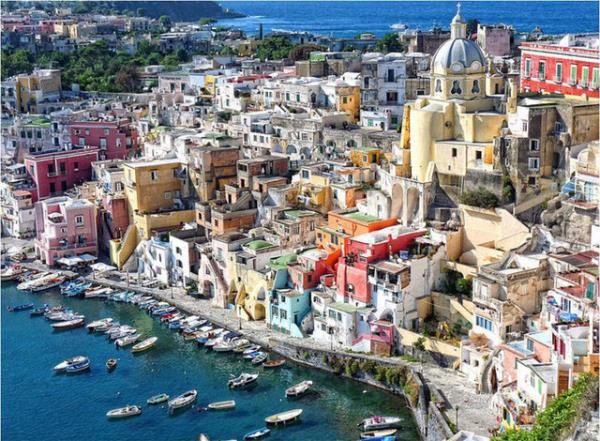 <p><b>14. Procida, talya </b></p>  Terra Murata Adas'nn en yksek noktasProcida tarihi merkezi, adann eski "kalp" ve kasabalar siyasi belirsizlik yzyllar boyunca eski ve Adallar iin tek gvenli snak.