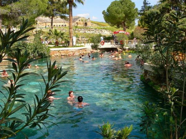 Ylda milyonlarca kiinin yzd bu sularn birok hastala da iyi geldiine inanlmaktadr.