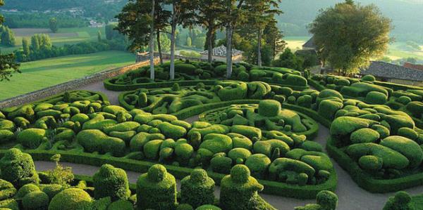 <p><b>2. Les Jardins suspendus de Marqueyssac - Dordogne, Gney Bat Fransa </b></p>  Dordogne ve La Roque Gageac ve Marqueyssac arasndaki bahede bir geziye kn. Temmuz'dan Austos sonuna baheler her perembe akam ak ve mumlar yaklyor.