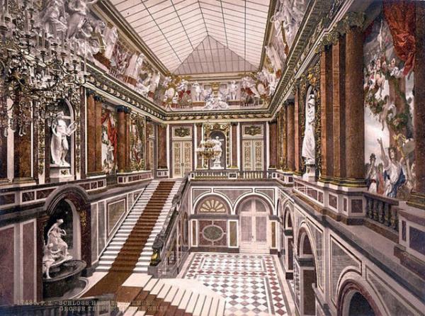 <p><b>18. Herrenchiemsee New Palace - Lake Chiemsee, Almanya </b></p>  1873 ylnda Bavyera Kral 2. Ludwig yeni kraliyet saray iin Herreninsel'i satn ald.
