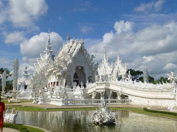 <p><b>25. Wat Rong Khun - Chiang Rai, Tayland </b></p>  eri ilk girdiinizde geleneksel Buda figrleri ile karlaacaksnz. Fakat ieride Batman, Superman, Predator gibi popler kltre ait eserleri de bulmak mmkn.
