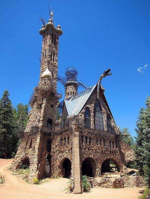 <p><b>4. Bishop Kalesi - San Isabel Ulusal Park, Rye, Colorado </b></p>  phesiz kaleyi tek bana ina eden Jim Bishop tarafndan oluturulan dnyann lgn kalelerinden biridir. Buras evlenmek iin ya da turistik amal ziyaret etmek iin inanlmaz bir yer.