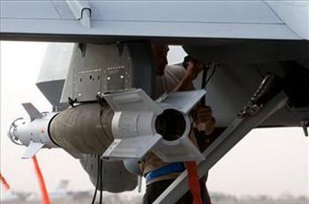 T�B�TAK AKILLI BOMBA U�aktan at�lan bombalara g�d�m yetene�i kazand�ran (HGK) geli�tirilerek 2000 lb Mk-84 genel maksat bombalar�n� ak�ll� bombalara d�n��t�r�yor.