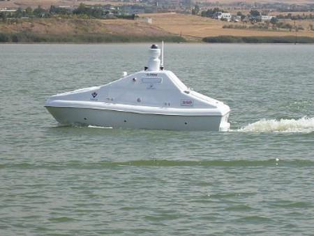 �NSANSIZ DEN�Z ARACI Global Teknik A.�. m�hendisleri, T�B�TAK'�n da deste�iyle yakla��k 3 milyon dolara 30 knot h�z yapabilen, uydu vas�tas�yla d�nyan�n her taraf�ndan sevk ve idare edilebilecek, �zerine radar, sonar, su alt� kameras�, robot kollar�, hafif makineli t�fek sistemleri gibi cihazlar�n monte edilebilece�i insans�z deniz arac� (�DA) ortaya ��kard�lar. 4 metre uzunlu�undaki �DA, D�nyada ABD ve �srail'in �ne ��kt��� alanda T�rkiye'nin iddial� bir �ekilde yer almas�na imkan sa�layacak.