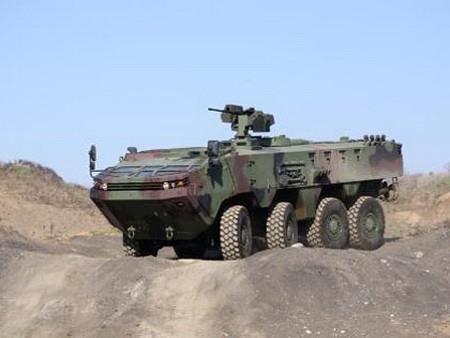 ARMA - ZIRHLI MUHARABE ARACI Otokar'�n �retti�i Arma 8x8 isimli z�rhl� muharebe arac� karanl�kta, siste, dumanda hi�bir ���k yakmadan termal kamera ile yolu ve etraf� g�rme ve ilerleme imkan� sa�layacak. Arac�n Amfibi kit sayesinde hi�bir �n haz�rl�k yapmadan suda y�zebilmesi ve suda saatte 8 kilometre h�z yapabilecek