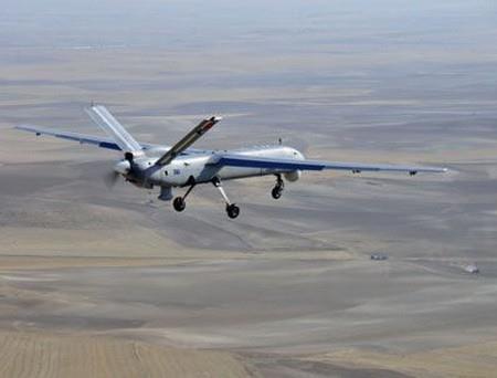 ANKA - �NSANSIZ HAVA ARACI Ad�n� efsanevi masal ku�u Z�mr�d-� Anka ku�undan alan insans�z hava arac� T�rk havac�l�k �irleti TAI (Turkish Aerospace Industries) taraf�ndan �retildi. Test u�u�undan da ba�ar�yla ��kan Anka, 17,3 metre kanat a��kl���, 8 metre boy ve bin 600 kilo kalk�� a��rl���yla kendi s�n�f�n�n en �st kapasiteli u�aklar� aras�nda yer al�yor.