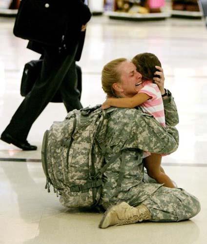 Terri Gurrola 7 ay sonra Irak'tan dnmesiyle kzyla karlar.