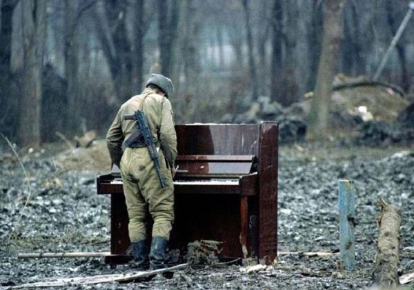 Rus askeri eenistan'da sokaa atlm pianoyu alyor.