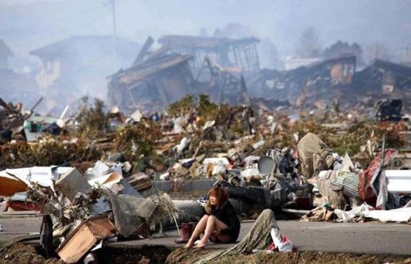 Japonya'da 2011'de meydana gelen Tsunami enkaznn tam ortasnda bir kadn.