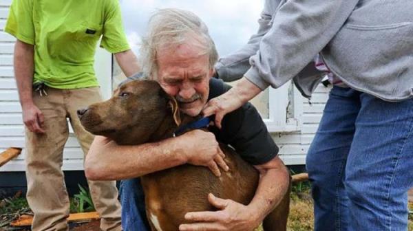 Alabama'da tornedo sonras kaybettii kpeini enkazn altnda bulan adamn sevinci.