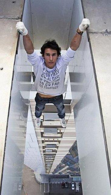 Moskoval fotoraf ve birka cesur arkada yksek binalarn, vinlerin ve kprlerin tepelerinde durarak, hatta sarkarak poz veriyorlar.