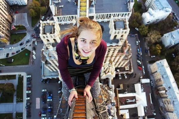 Rusya ve Ukrayna'da son birka yldr trend olan bu fotoraflara atya kma anlamna gelen "rooftopping" ad veriliyor. atlara kan korkusuz genler burada selfie ekiyor.