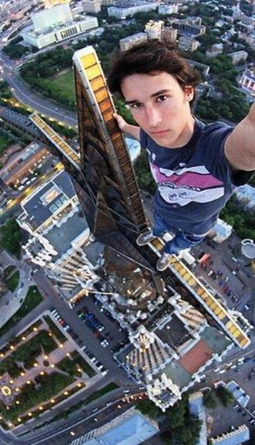 Hobisi gerek anlamda "hayatn ucunda yaamak" olan fotoraf Kirill Oreshkin, atlarn tepesinde insanlarn yreini azna getiren bu karelere imza atyor.