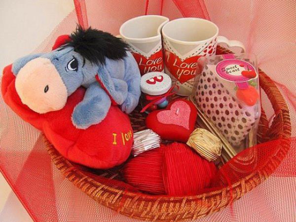 42. Kendisine ay�c�k, kalpli yast�k ve benzeri hediyeler al�nmas�ndan.