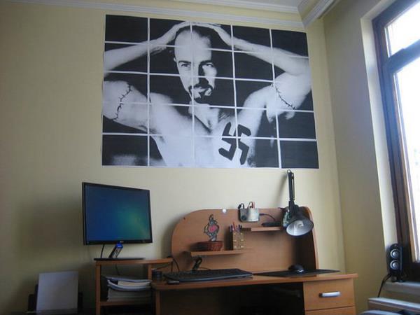 45. Be�endi�i erkek sanat��n�n resimlerini biriktiren k�zlardan.