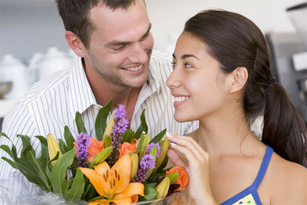 5. Fazla dekolte giyip bu �ekilde �ne ��kmaya �al��an k�zlardan.