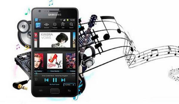 44. Cep telefonuna, izledi�i pembe dizinin melodisini y�kleyen k�zlardan.