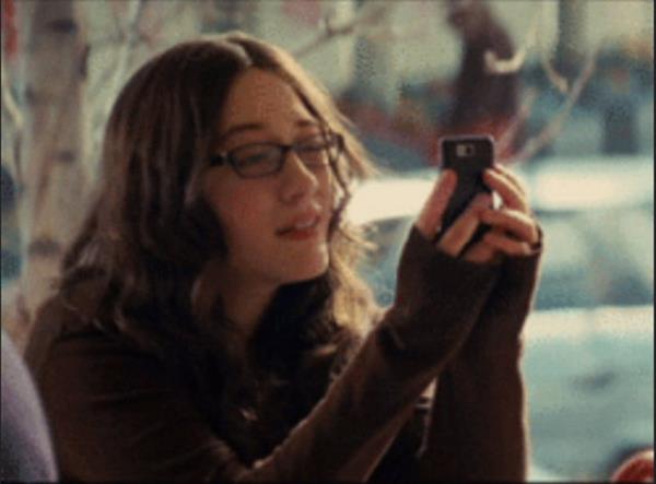 13. Onun cep telefonunu kar��t�rmaya �al��mandan.