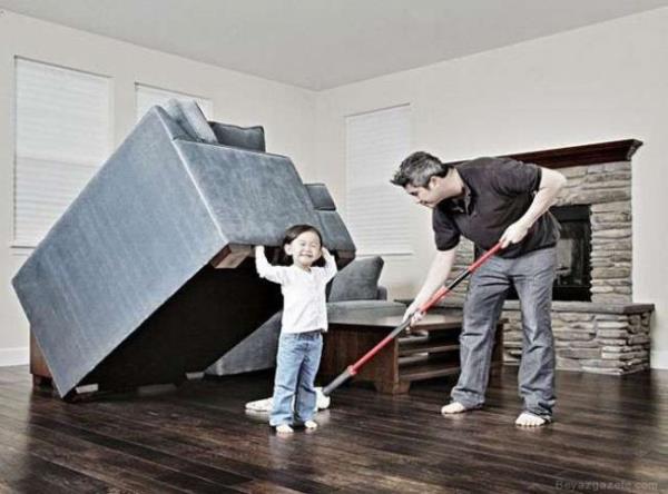 Belki de 'dnyann en ansl ocuklar' denilebilecek 8 yandaki Kristin ve be yandaki Kayla, babalarnn yaratc fikirlerinin tadn karyor. Evlerinde ve bahelerinde kk apl film setleri oluturan Lee ve kzlarnn fotoraflarn grp de zenmemek mmkn deil. Jason Lee adl dn fotorafs, klasik aile fotoraflarnn aksine, iki kzn en olmadk ekillerde fotoraflyor.