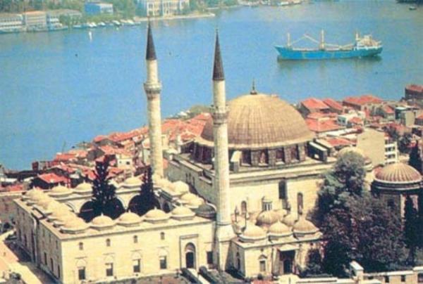 - Bu gece ryamda, bu eiinde oturduumuz kapy aceleyle vurduklarn duydum. Ne oluyor diye ileri vardm. Baktm ki kap dars biraz grnecek kadar aralanm; ama adam smaz. Ne var diye baktm. Ellerinde bayraklar vard ve silahlarn kuanmlard. Harbe hazrdlar.