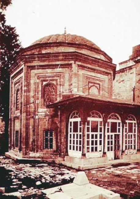 - Niin sylemiyorsun? Daha nce sylemeye memur olduunu kendin akladn. imdi gizlemek hyanet olmaz m? deyince srrn aklamaya mecbur kald: