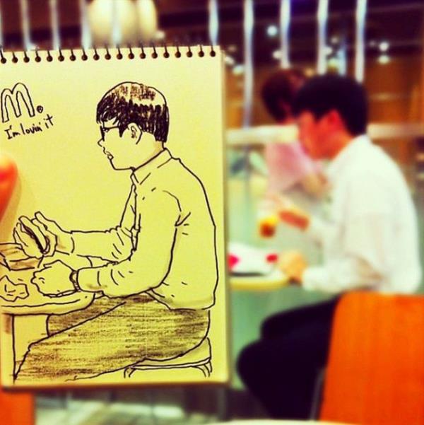 lham verici bir sahne grd anda defterini ve kalemini kartarak hemen izmeye balyor. Bu ii sadece hobi olarak yapan sanat ok ilgin bir almaya imza atm grnyor.