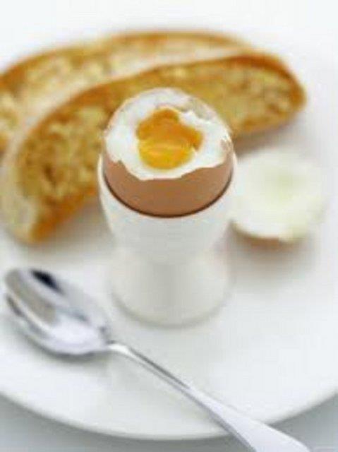 Yumurta ieren ve yumurtadan zengin yiyecekler hazrlanmas srelerinin haricinde iki saatten fazla buzdolabnn dnda tutulmamaldr.