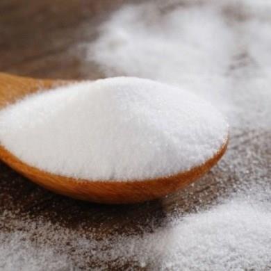 Kabartma tozunu biraz suyla kartrarak hamur elde edin ve aryan blgenin stne uygulayn