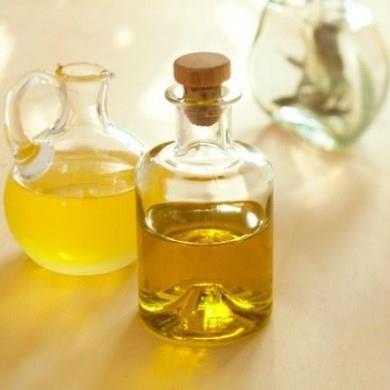 Birka damla ay aac yan kulak pamuu yardmyla aryan blgeye uygulayn. Az gargaras iin, suya ekleyerek de kullanabilirsiniz.