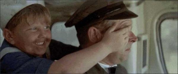 Annesinin kucandan kap otobs birbirine katan ocuk