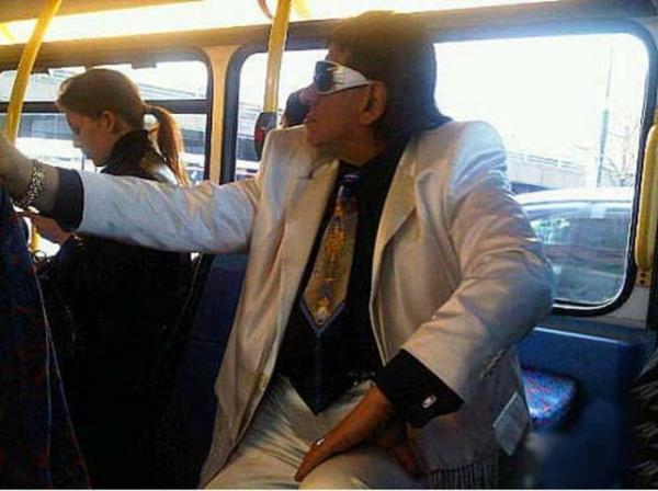 Ne i yapt merak edilen enteresan kyafetli adam