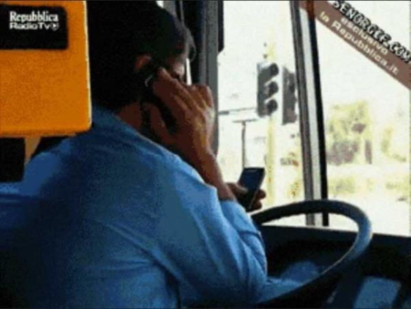 Otobs kullanrken mesaj atp, telefonla konuabilen yetenekli otobs ofr