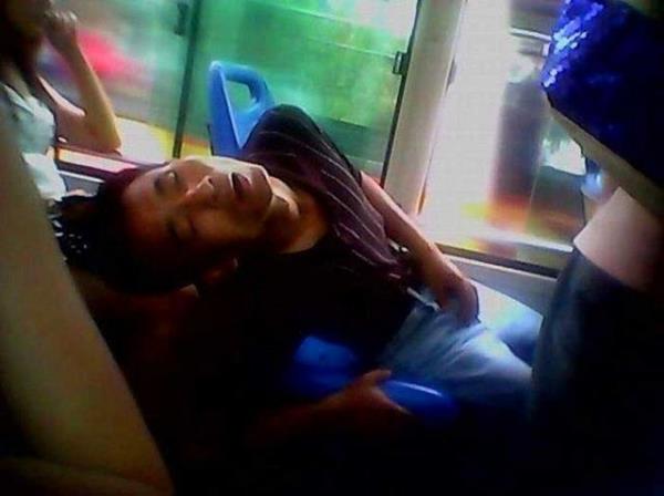 Otobste yer vermemek iin uyuyor numaras yapan gen