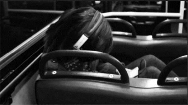 Mzik dinleyen depresif gen kz   <p>Son duraa kadar mzik dinlerler</p>