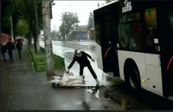 Otobsle ev tayan kadn