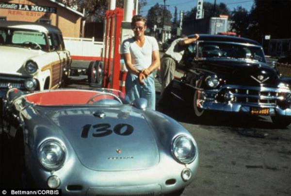 James Dean'in benzin istasyonunda Porsche'siyle ekilen bu fotorafnn lmeden nce ekilen son fotoraf olduu syleniyor. Trafik kazasnda lmeden nce arabasna sadece 9 gnlne sahip olabildi.