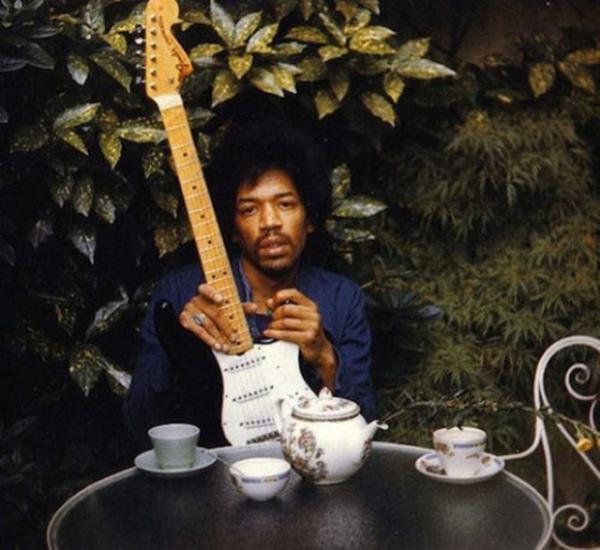 Jimi Hendrix ?Black Betty" lakabn verdii en sevdii enstrman elektro gitaryla kz arkadana poz verdikten bir gn sonra ld.