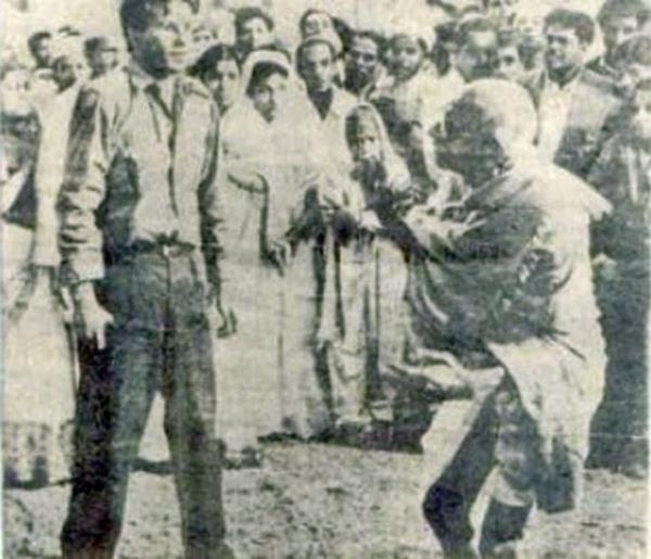 Mahatma Gandhi'nin son fotoraf. Gandhi bir dua toplantsna giderken suikastisi Nathuram Godse tarafndan gsne 3 kurun yemeden nce...