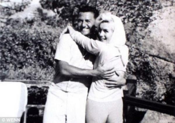 Marilyn Monroe lmeden bir hafta sonu nce 5 Austos 1962'de ekilen, Frank Sinatra ve jazz piyanisti Buddy Greco ziyaretinden kalma bir fotoraf.