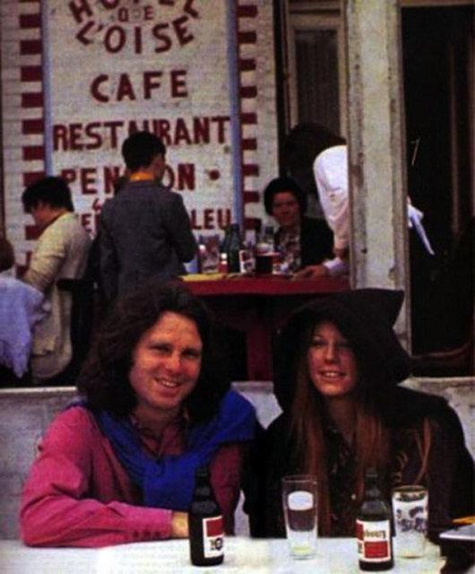 The Doors grubunun nl vokali Jim Morrison'un kz arkada Pamel Courson ile Saint-Leud'Esserent'in kk bir kasabasnda ekilen son fotoraflarndan biri. 5 gn sonra Morrison l bulundu.