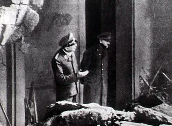Adolf Hitler'in son karesi. lmeden 2 gn nce ekilen bu fotorafta Hitler, Berlin snann giriinde, bomba saldrsndan korunurken.