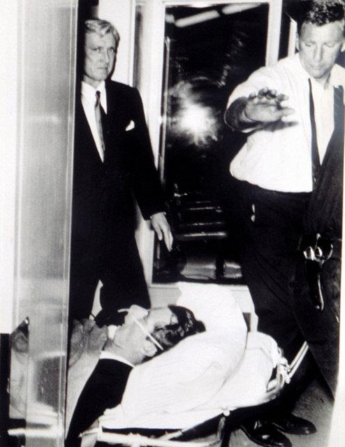 Robert F. Kennedy'nin lmeden dakikalar nce hastaneye gtrlrken ekilen son fotoraf.