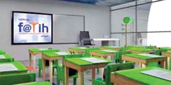 <p>FATH PROJES</P>    Laboratuvarlarda bilgisayarlar ve FATH Projesi&#8217;ne entegre bir sistem kuruluyor. Klasik laboratuvarlar yerine tm rencilerin retmeni rahatlkla grebilecei oval ve renkli meknlar gze arpyor.