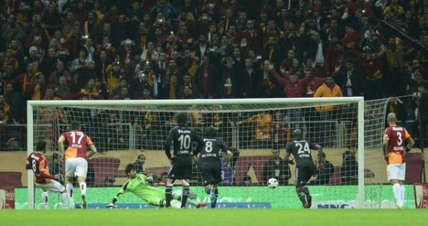 - Beikta'ta oynayan Galatasarayl Dany'nin ceza sahasnn sa apraznda duran adam Veysel'e topla alakasz direk dalmas dndrc