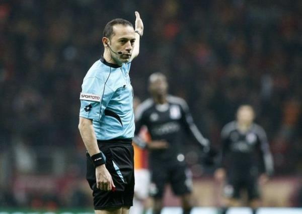 Galatasaray dany ile birlikte sahada 12 kisi besiktas 9 kisi oynuyor