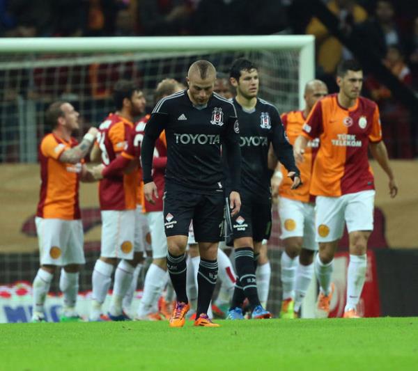 - Freni patlayan korkun Dany, Esenler minibs caddesinde 3 kiiyi ezip tuhafiye dkkanna girdi.